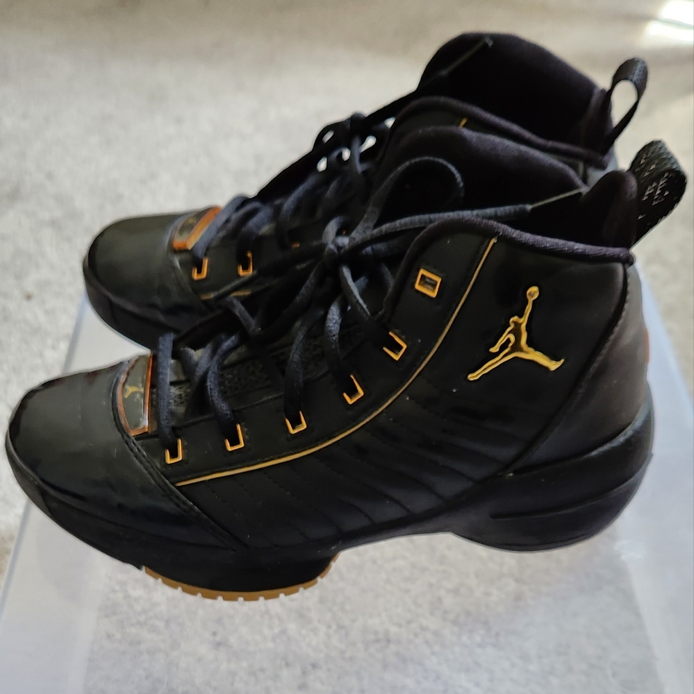 Big kids Air Jordan (19) XIX SE Black and Gold